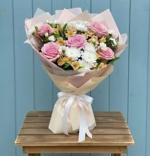 Букет цветов из:  Гвоздики, Орхидеи и Розы в Ленинском Ставропольского края