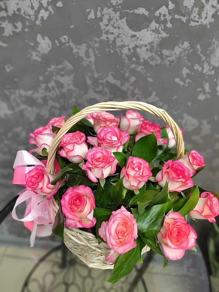 Цветочная композиция из Розы в корзине в Ленинском Ставропольского края