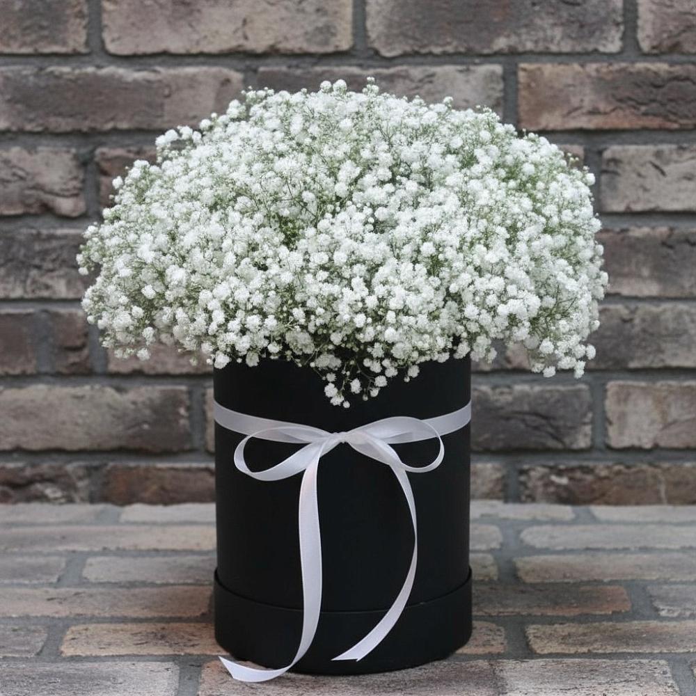 Цветочная композиция из Гипсофила в шляпной коробке в Ленинском Ставропольского края