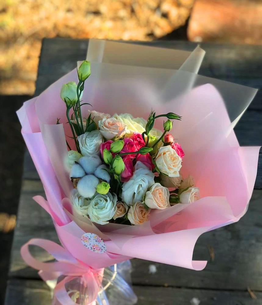 Букет цветов из: Розы и Лизиантусы в Ленинском Ставропольского края