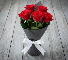 Букет 5 Красных роз Эдлесс Лав в Ленинском Ставропольского края