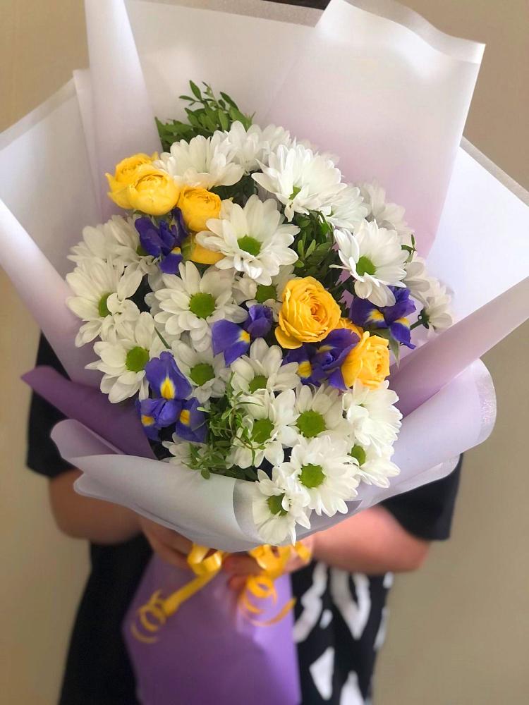 Букет цветов из: Ирисы, Хризантемы и Розы в Ленинском Ставропольского края