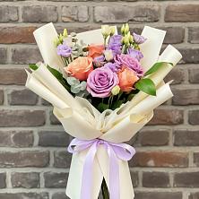 Букет цветов из:  Лизиантусы и Розы в Ленинском Ставропольского края