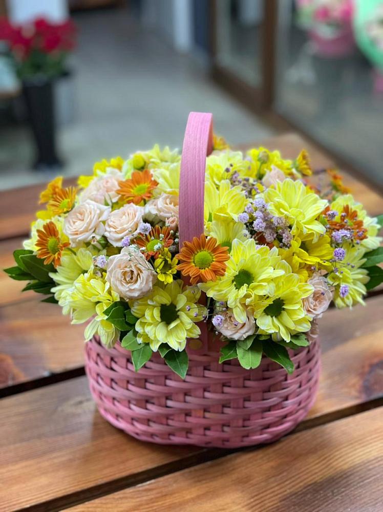 Цветочная композиция из Хризантемы и Розы в корзине в Ленинском Ставропольского края