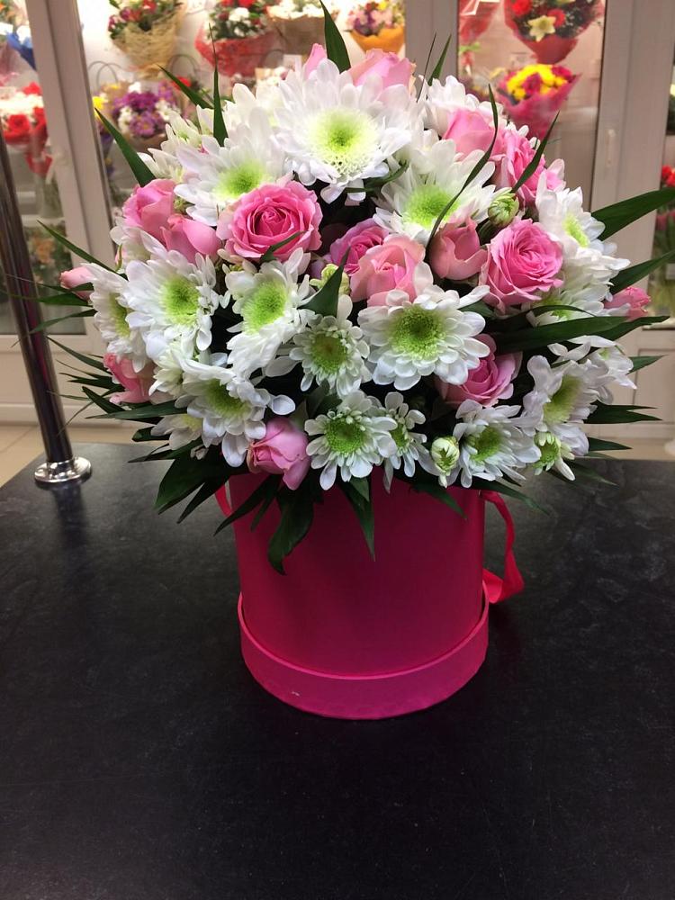 Цветочная композиция из Розы и Хризантемы в шляпной коробке в Ленинском Ставропольского края