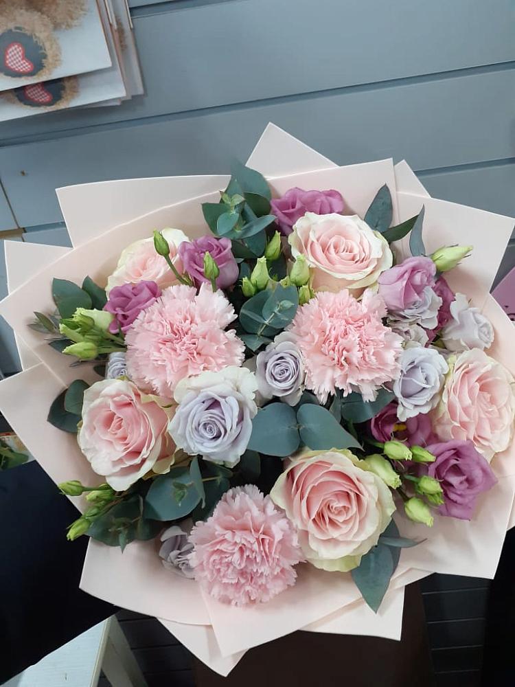 Букет цветов из: Розы, Гвоздики и Лизиантусы в Ленинском Ставропольского края